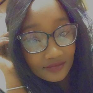 Meet your Posher, Latia